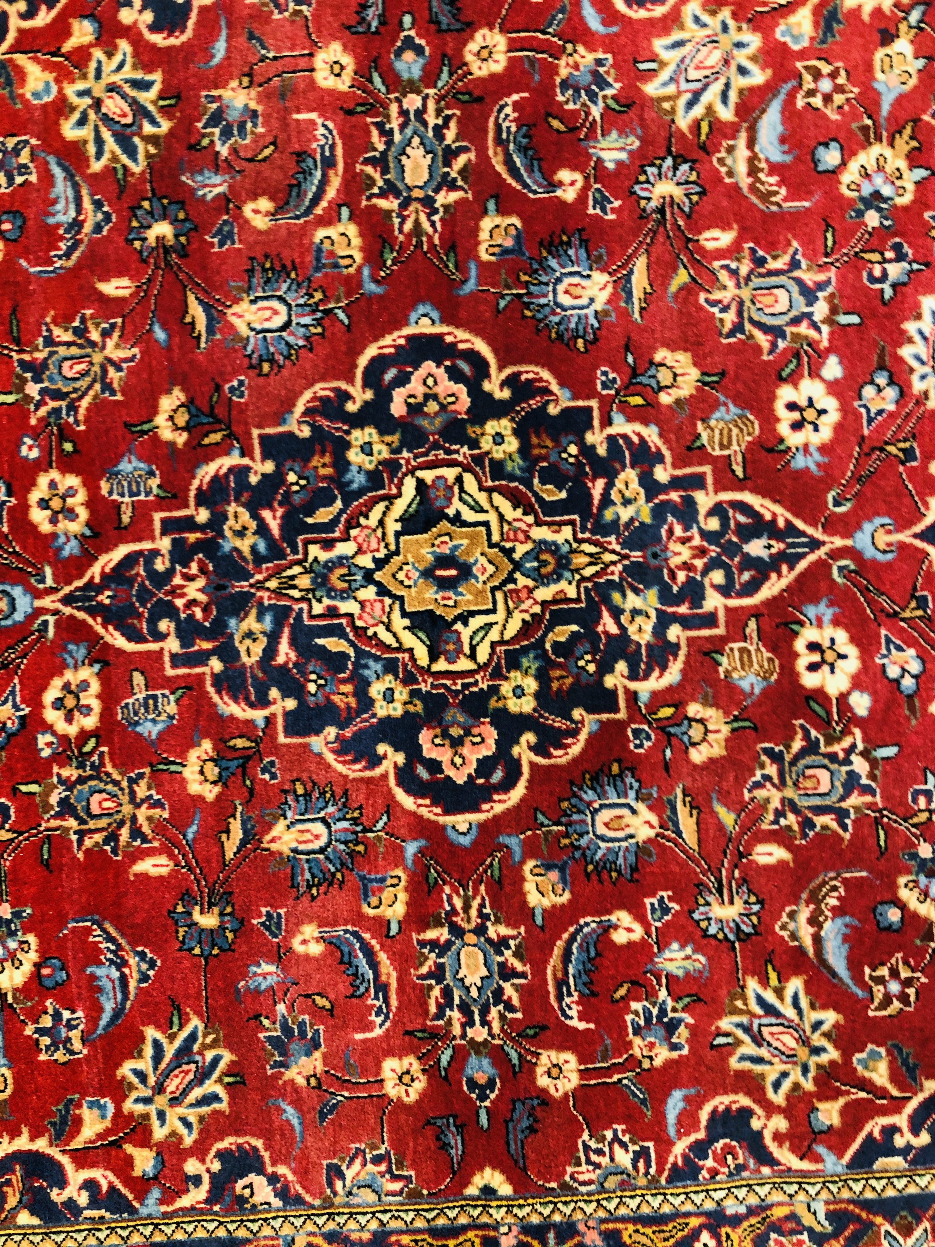 A KASHAN TRADITIONAL RED / BLUE PATTERNED RUG 1.95 X 1. - Image 2 of 3