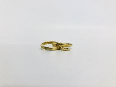 A DOUBLE INTERLOCKED BAND RING WITH HEART PENDANTS MARKED 750