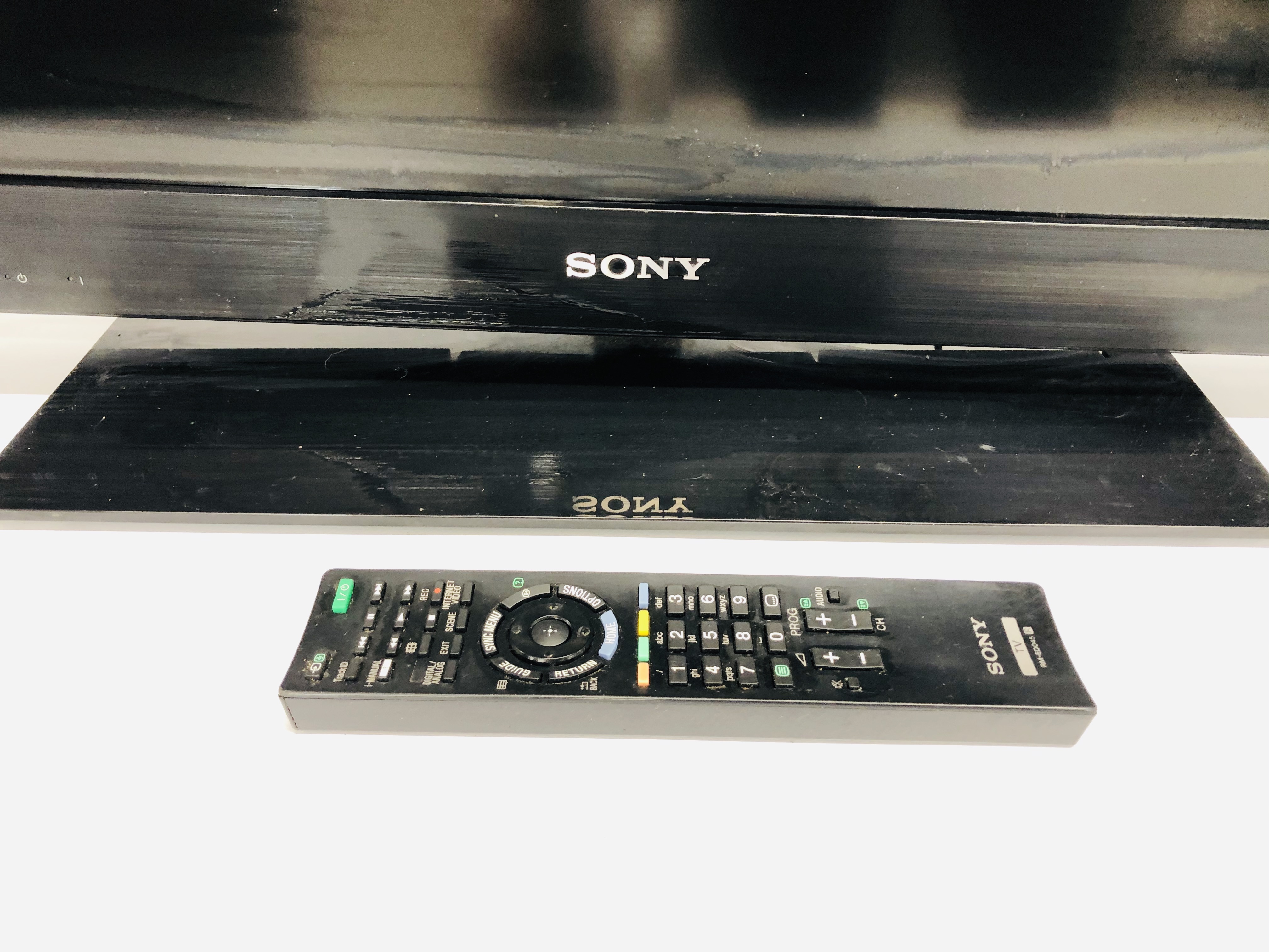 A SONY BRAVIA 32 INCH TELEVISION COMPLETE WITH REMOTE - SOLD AS SEEN - Image 2 of 3