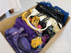 A BOX CONTAINING TEN VARIOUS LADIES FASHION HANDBAGS TO INCLUDE, MAKOWSKY, KATHY, CHARLIE LAPSON,