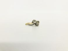 AN 18CT GOLD TWO STONE DIAMOND RING TOTAL DIAMOND AT APPROX 0.