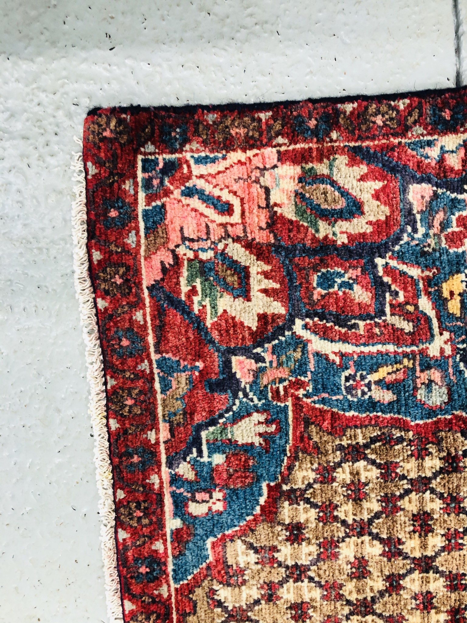 A HAMADAN FAWN / RED / BLUE PATTERNED RUG 2.62 X 1. - Image 2 of 4