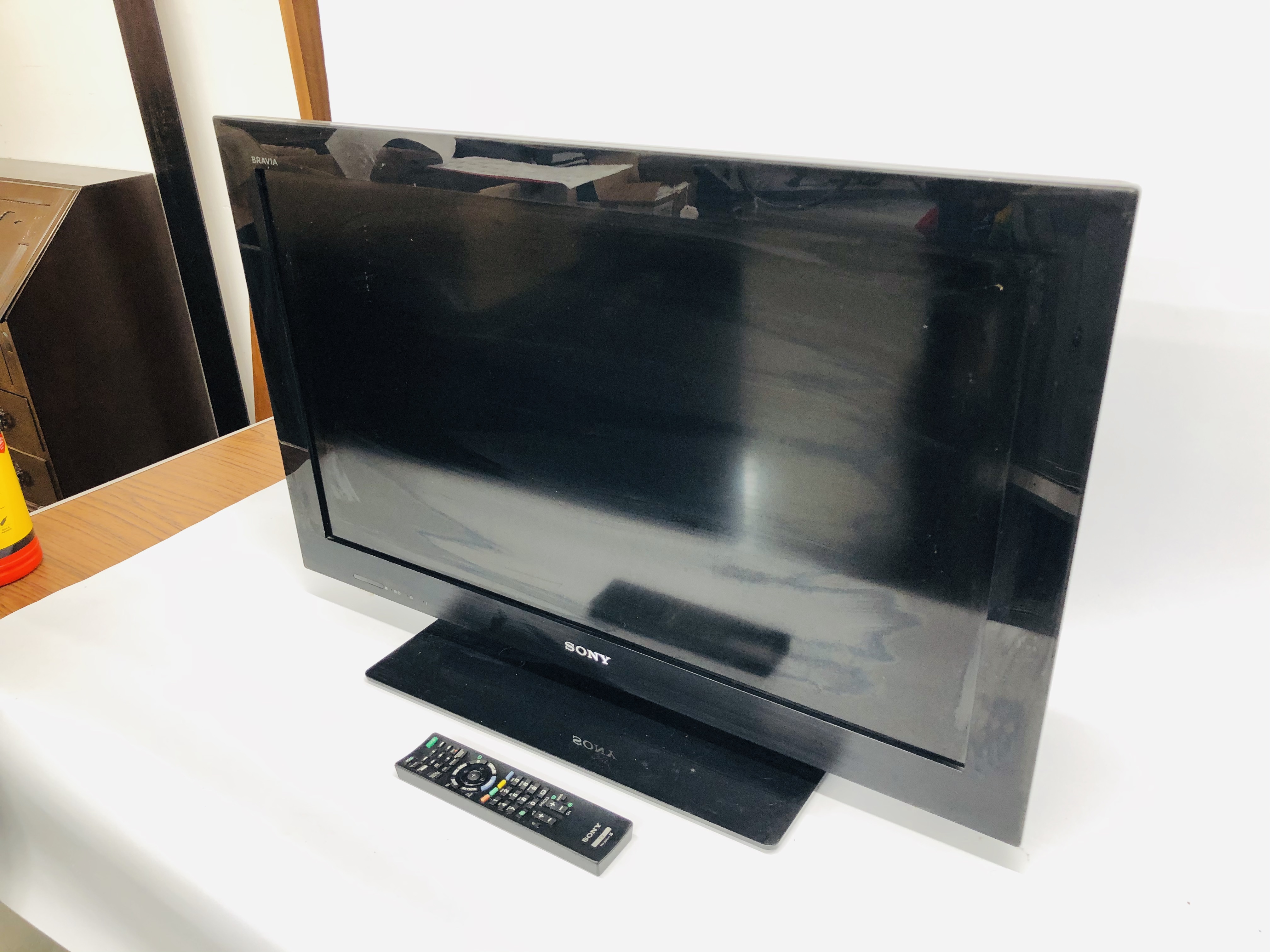 A SONY BRAVIA 32 INCH TELEVISION COMPLETE WITH REMOTE - SOLD AS SEEN