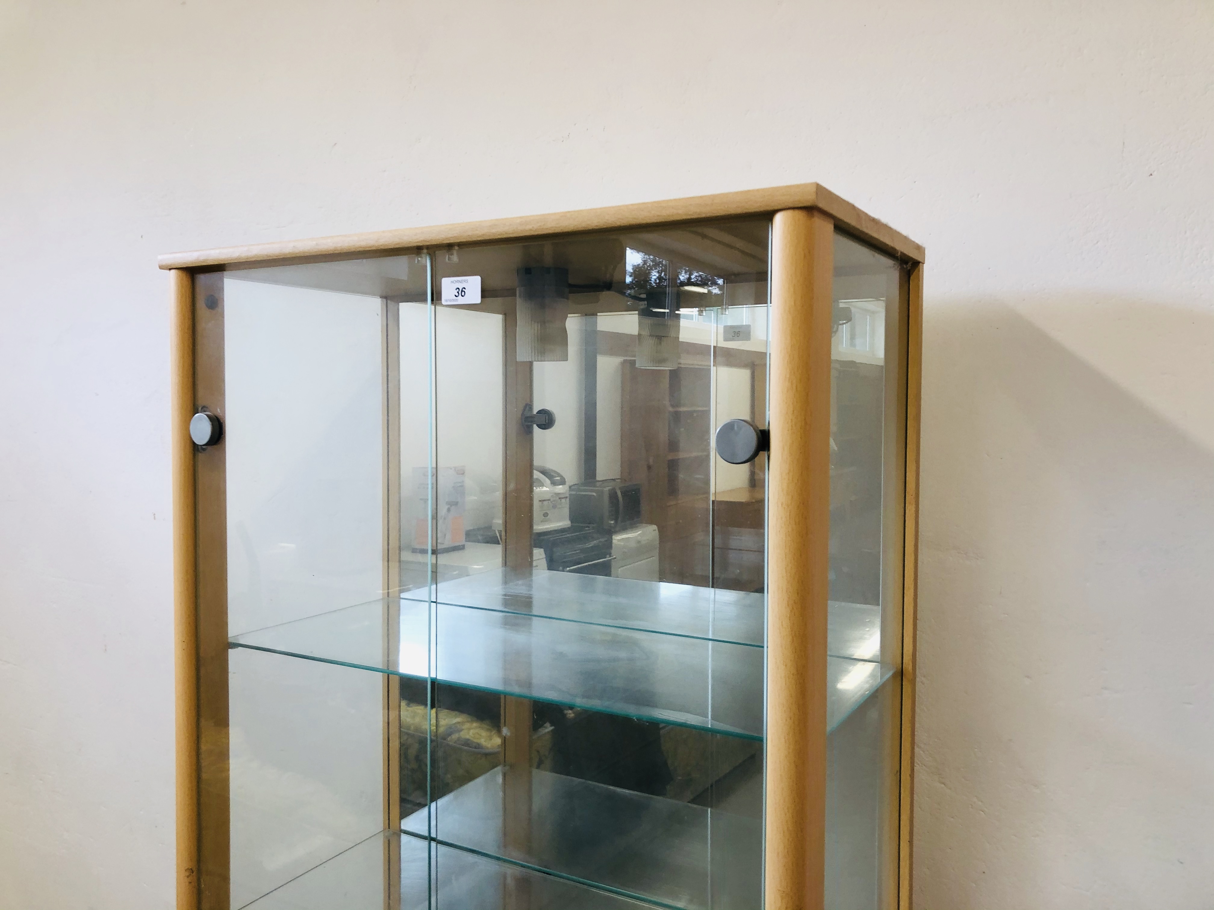BEECHWOOD FINISH FULL HEIGHT MODERN DISPLAY CABINET WITH MIRRORED BACK AND ILLUMINATION HEIGHT 67 - Image 2 of 3