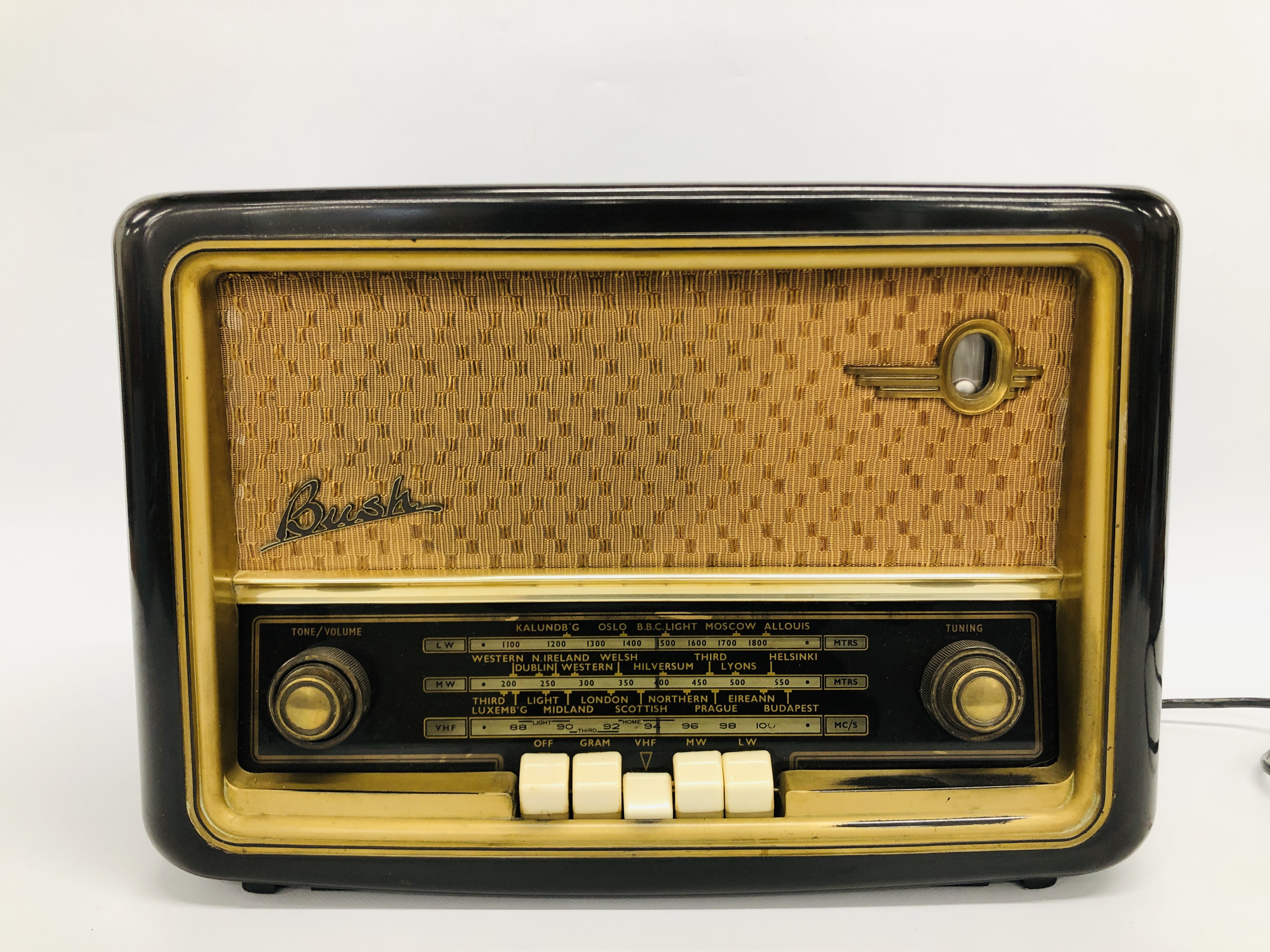 VINTAGE BUSH BAKELITE STYLE VHF61 RADIO - SOLD AS SEEN - COLLECTORS ITEM ONLY