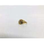 A 9CT GOLD GENTS SIGNET RING,