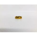 A 22CT GOLD BAND RING
