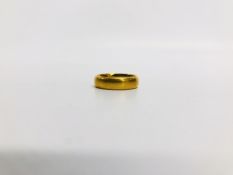 A 22CT GOLD BAND RING