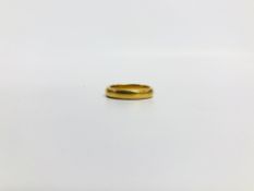 A 22CT GOLD WEDDING BAND