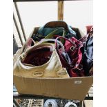 A BOX CONTAINING A COLLECTION OF THIRTEEN VARIOUS LADIES FASHION HANDBAGS TO INCL.