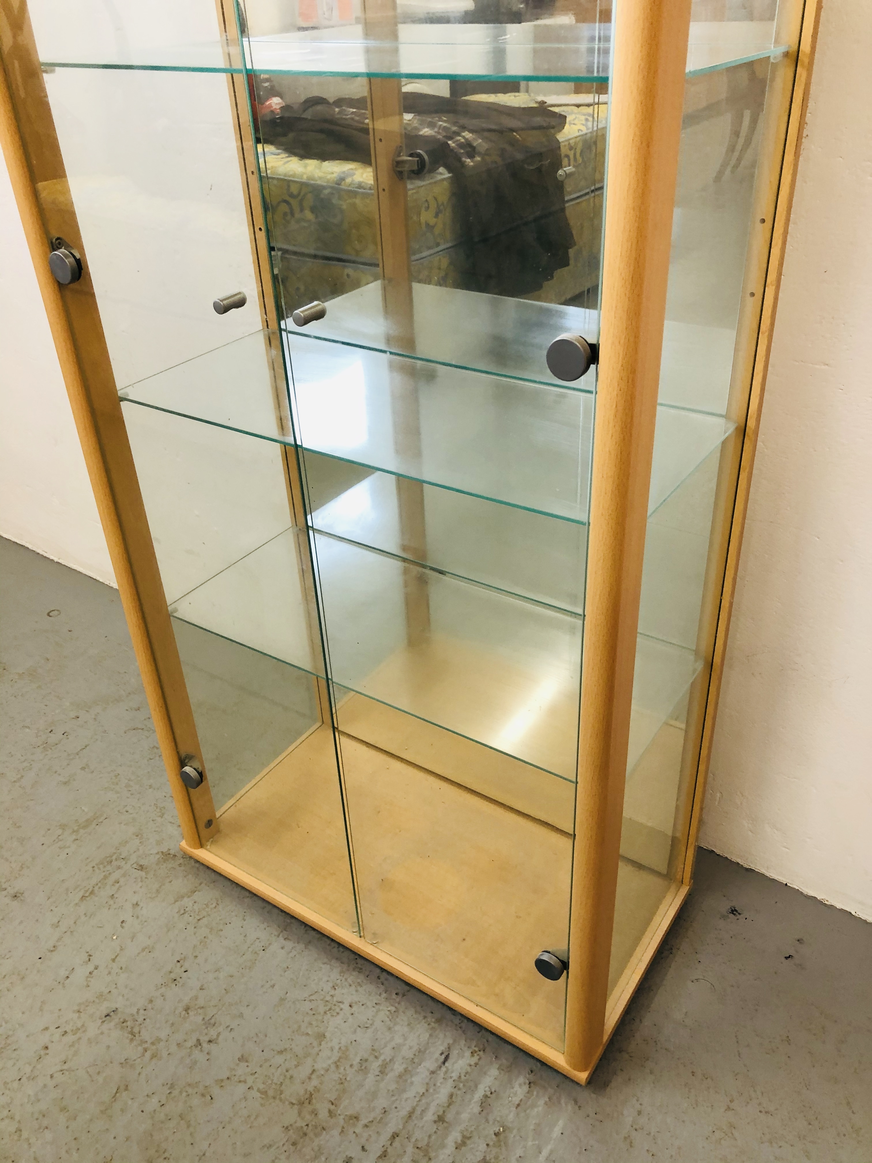 BEECHWOOD FINISH FULL HEIGHT MODERN DISPLAY CABINET WITH MIRRORED BACK AND ILLUMINATION HEIGHT 67 - Image 3 of 3