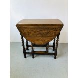 AN OAK GATELEG OCCASION TABLE WITH BOBBIN DETAIL TO SUPPORTS