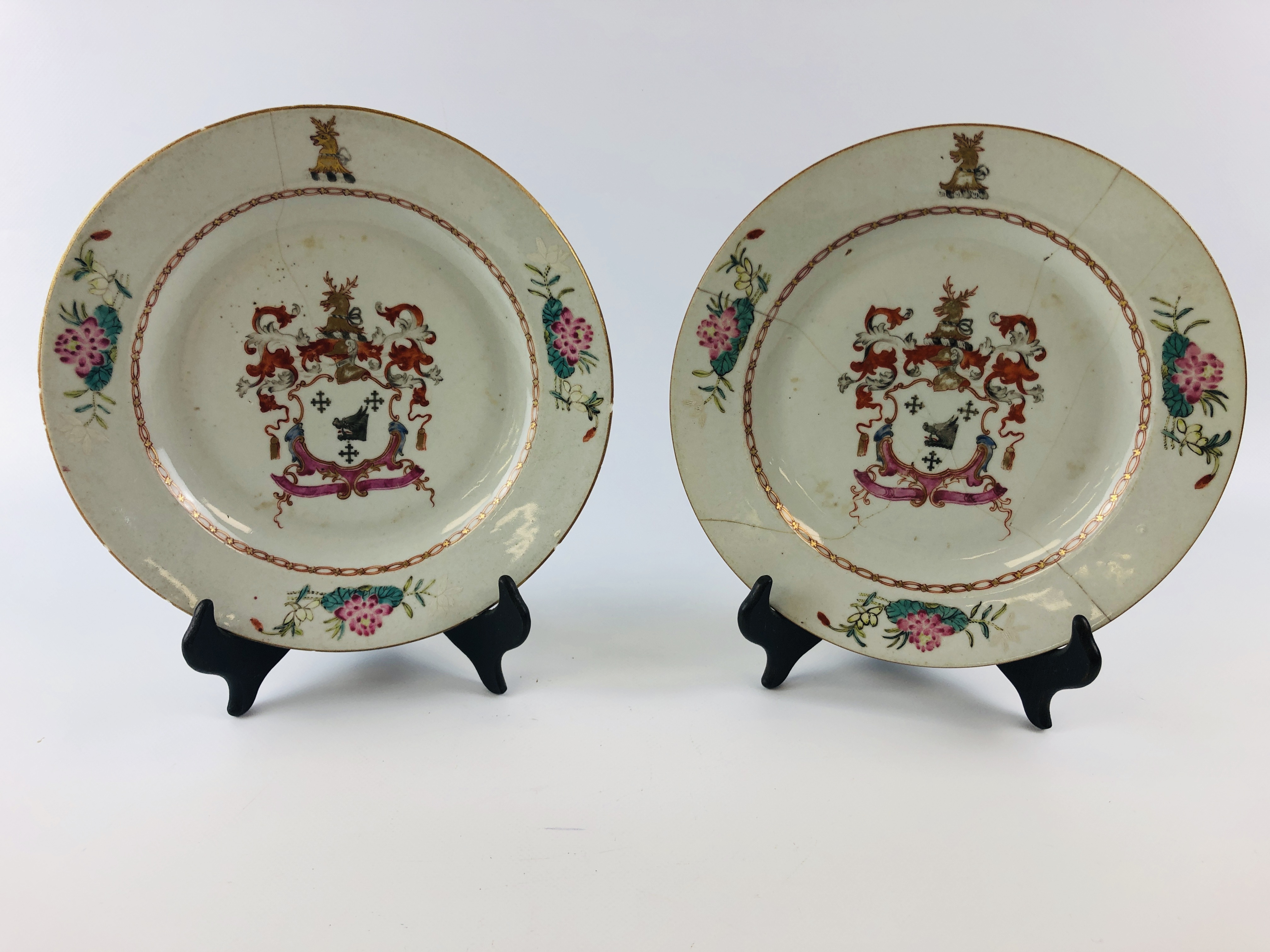 PAIR OF CHINESE ARMORIAL PLATES DECORATE - Image 5 of 9