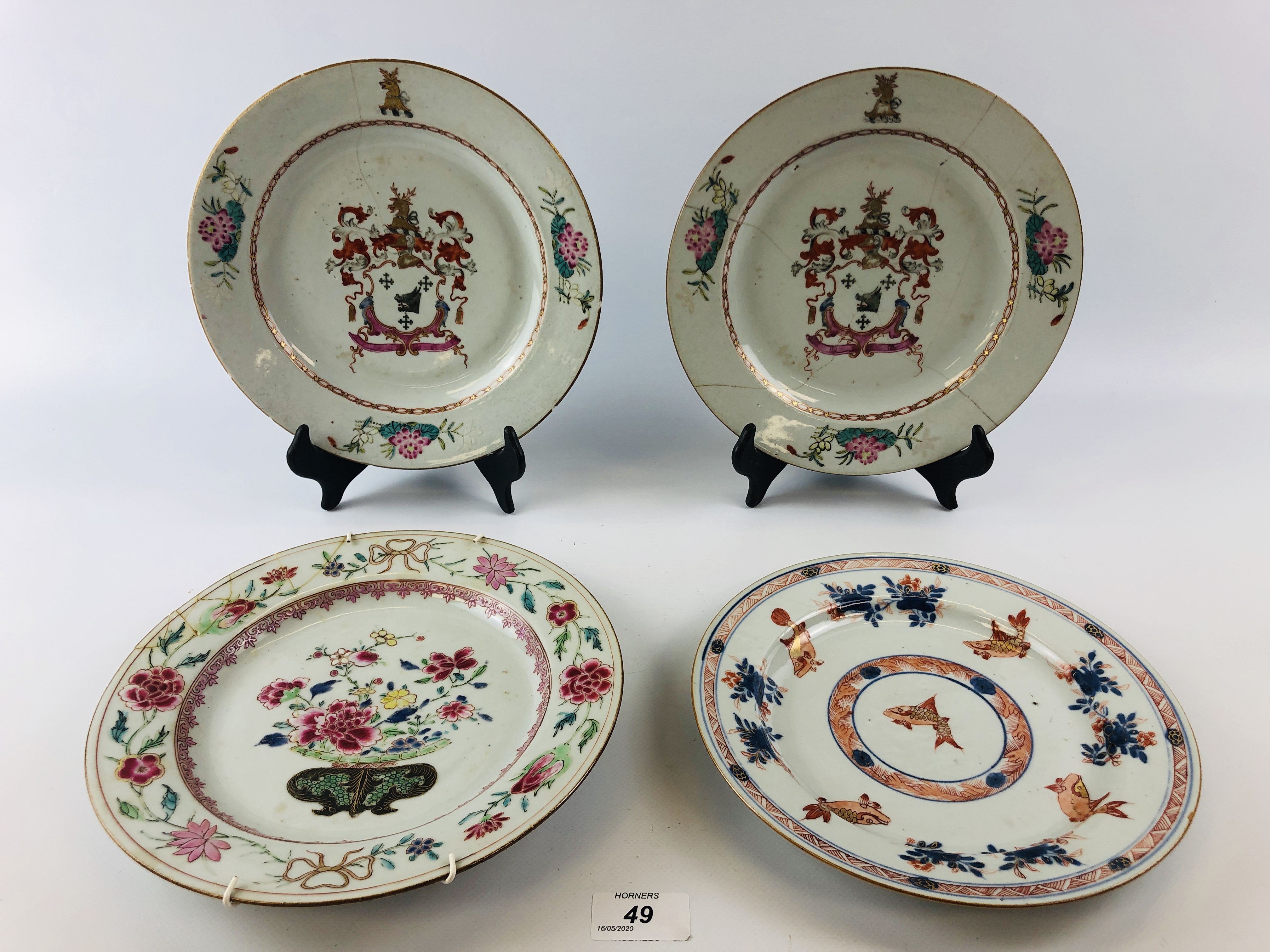 PAIR OF CHINESE ARMORIAL PLATES DECORATE