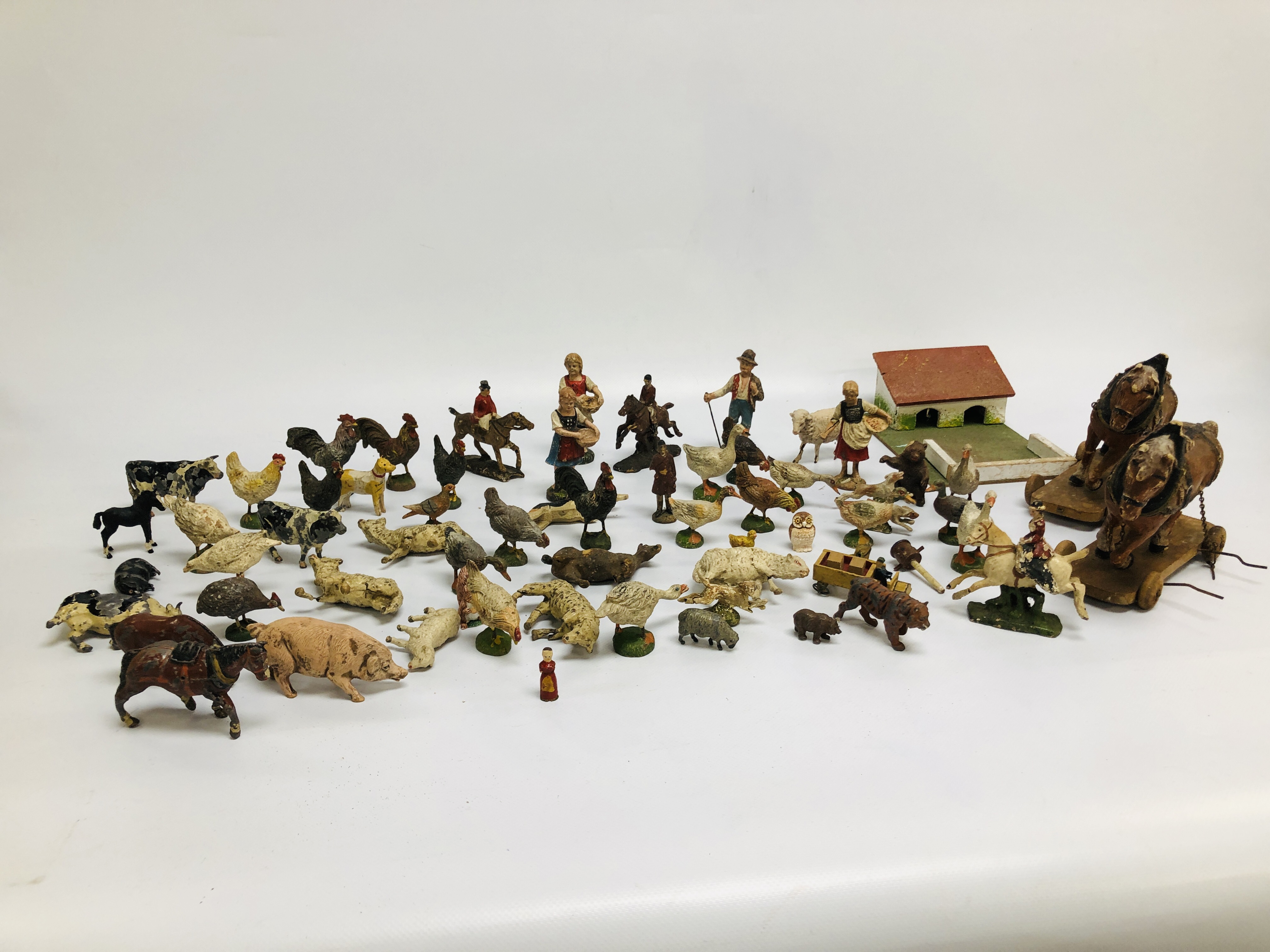 EXTENSIVE GROUP OF TOY ANIMALS, BIRDS AN