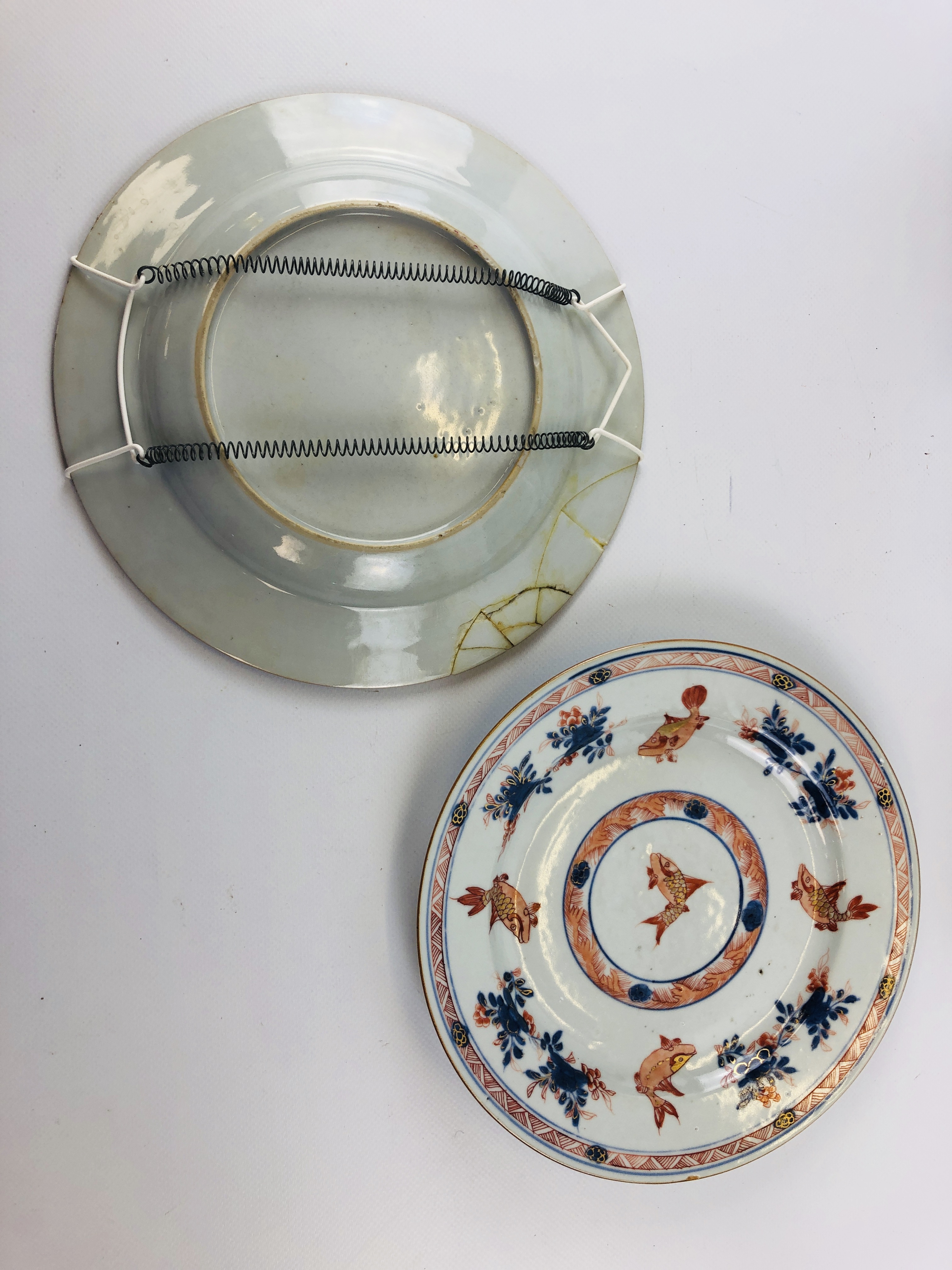 PAIR OF CHINESE ARMORIAL PLATES DECORATE - Image 4 of 9