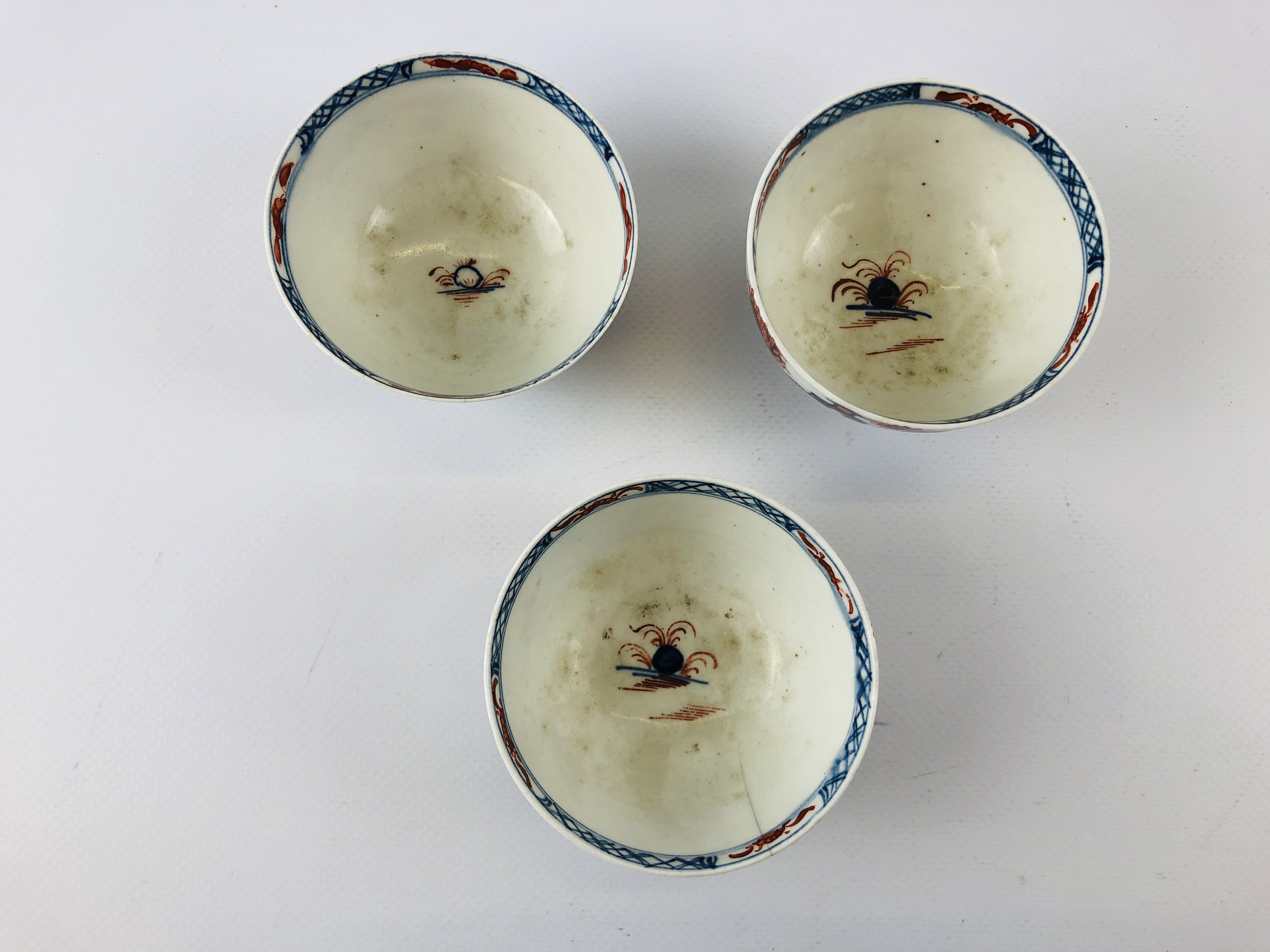 THREE LOWESTOFT C.1790 TEA BOWLS AND SAU - Image 5 of 7