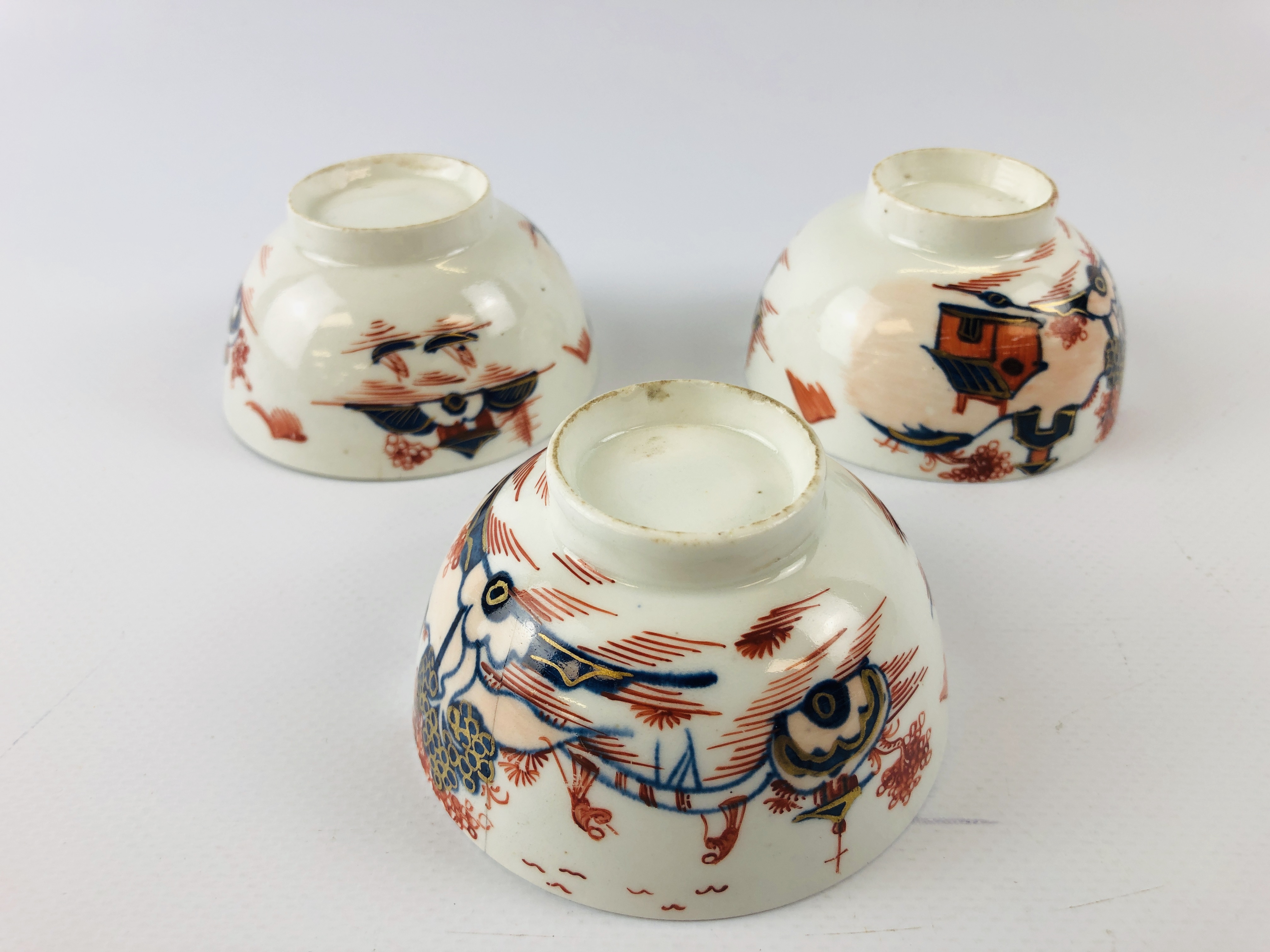 THREE LOWESTOFT C.1790 TEA BOWLS AND SAU - Image 7 of 7