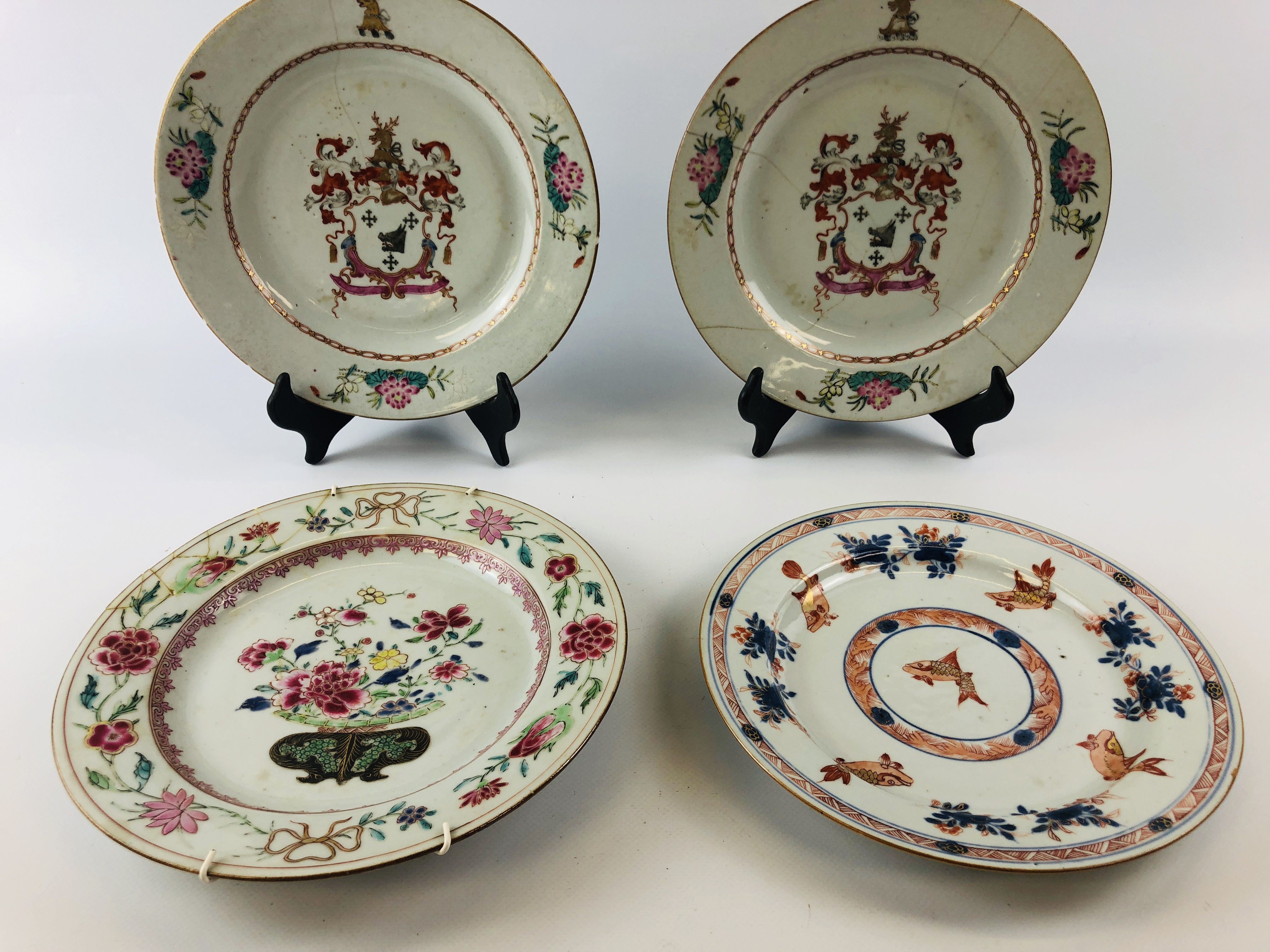 PAIR OF CHINESE ARMORIAL PLATES DECORATE - Image 2 of 9