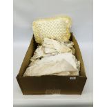 BOX OF VINTAGE LINEN AND LACE TO INCLUDE