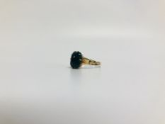 A 9CT GOLD HARDSTONE CLAW SET RING