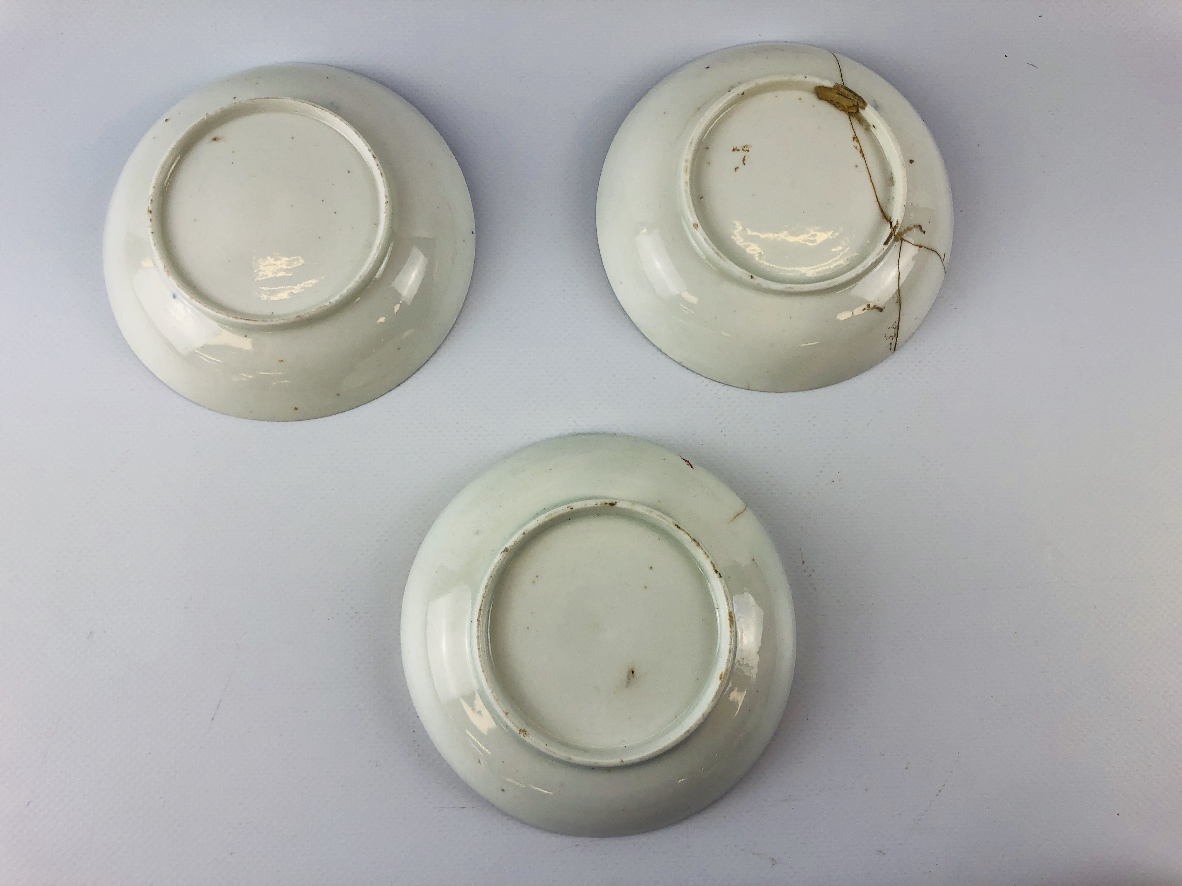 THREE LOWESTOFT C.1790 TEA BOWLS AND SAU - Image 4 of 7