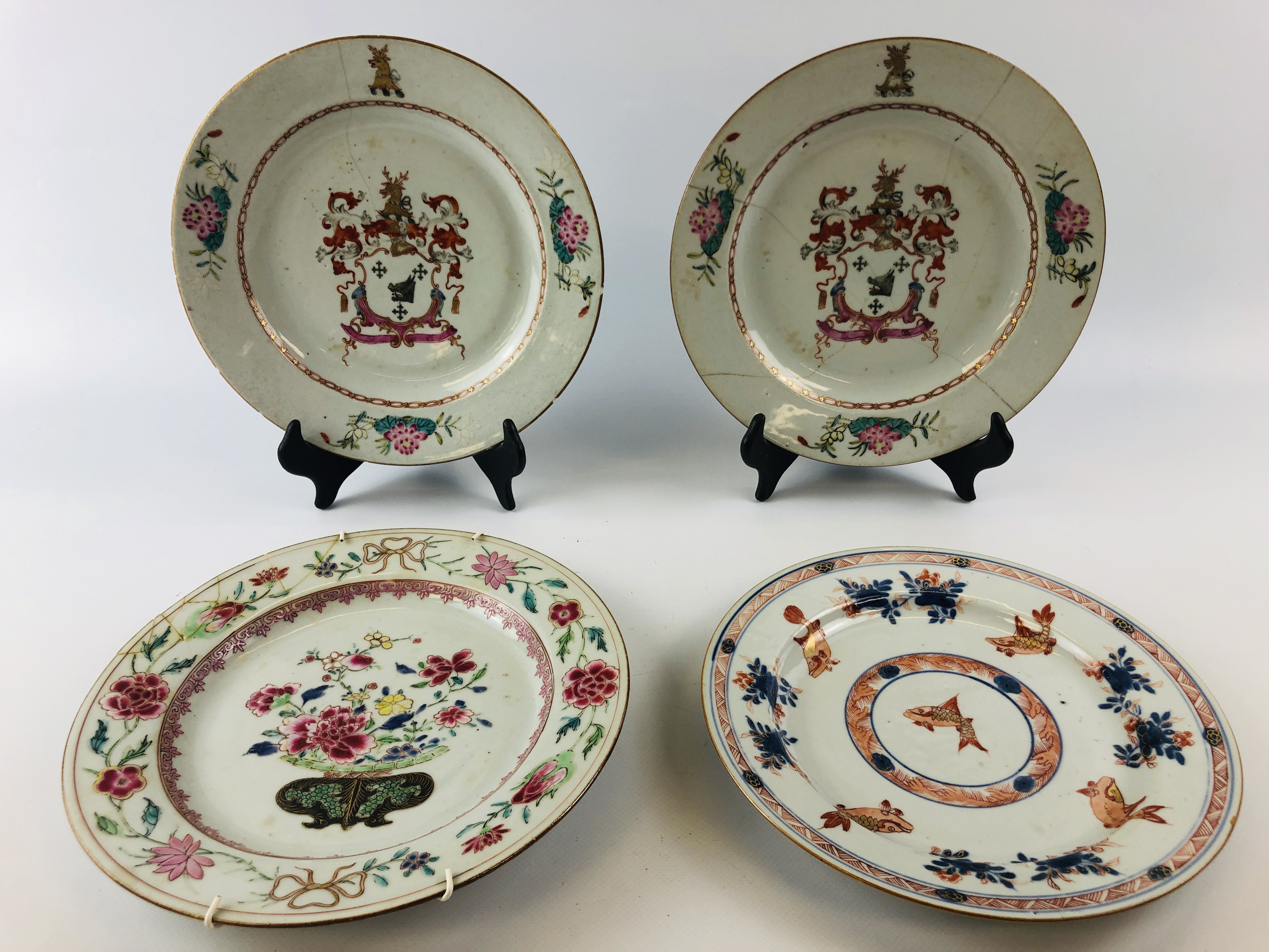 PAIR OF CHINESE ARMORIAL PLATES DECORATE - Image 3 of 9