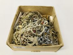 BOX OF COSTUME JEWELLERY TO INCLUDE CHAINS & BROOCHES + LARGE BAG OF NECKLACES & BEADS ETC