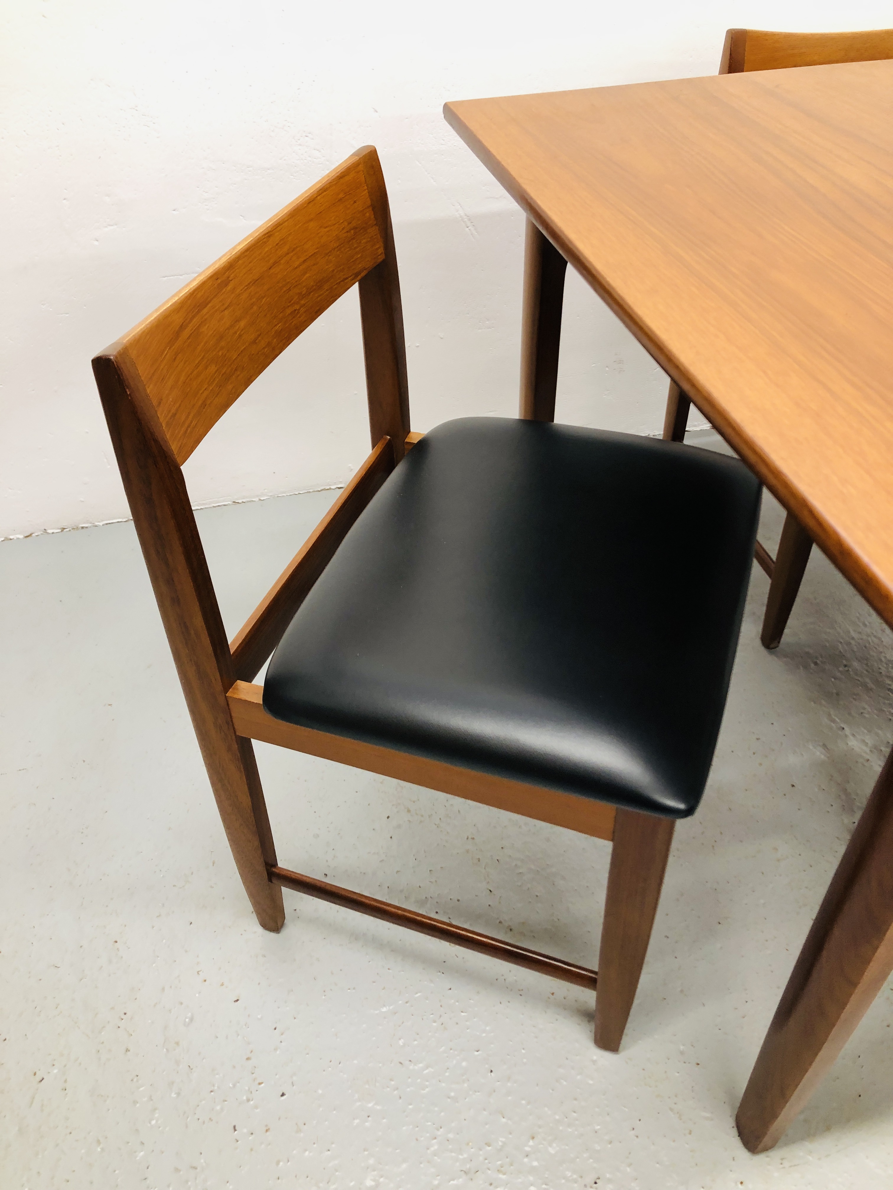 RETRO TEAK STYLE EXTENDING DINING TABLE TOGETHER WITH A SET OF 4 MATCHING CHAIRS WITH BLACK FAUX - Image 5 of 5