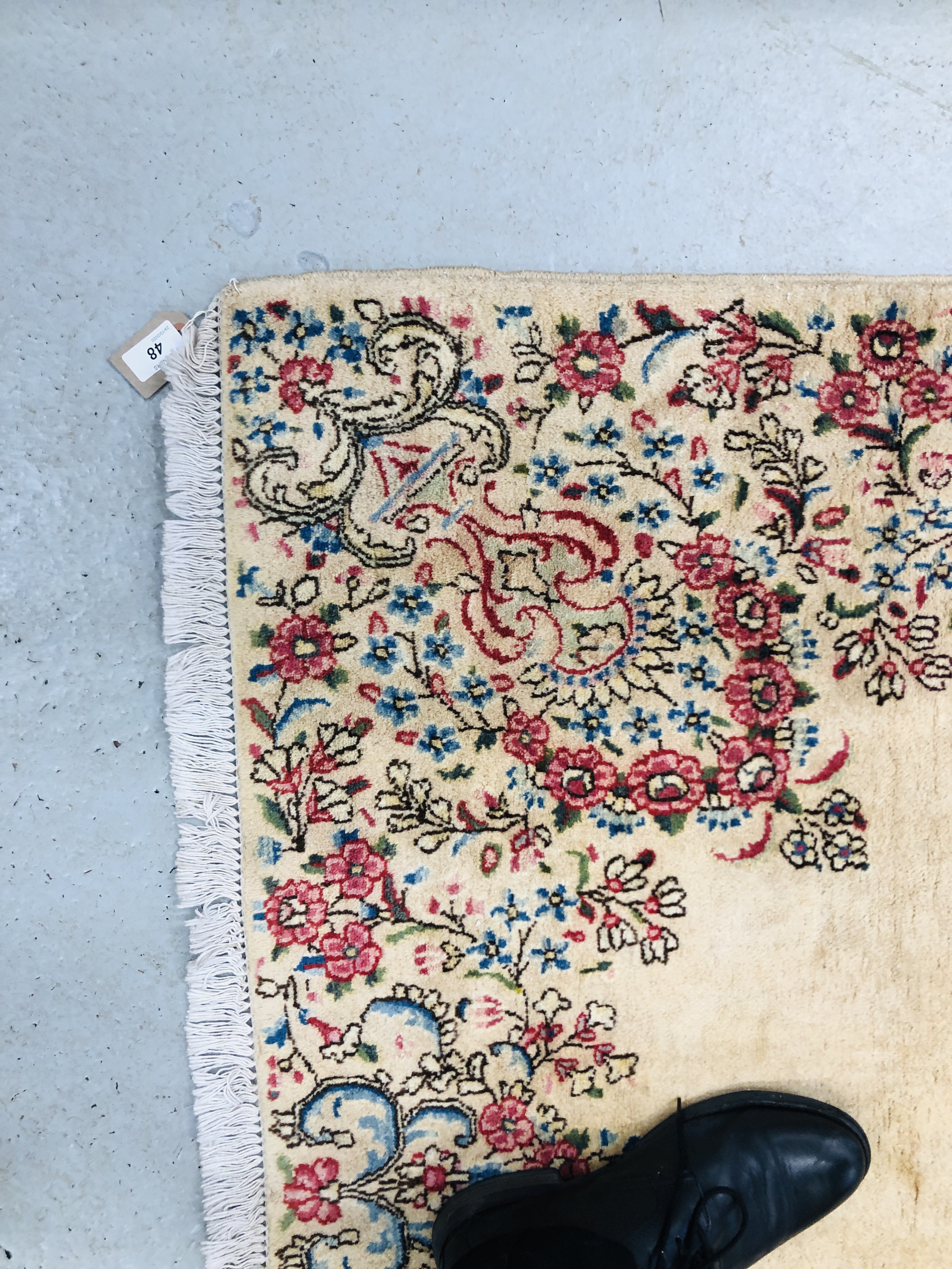 A KASHAN CREAM FLORAL PATTERNED RUG 2.17 X 1. - Image 4 of 5