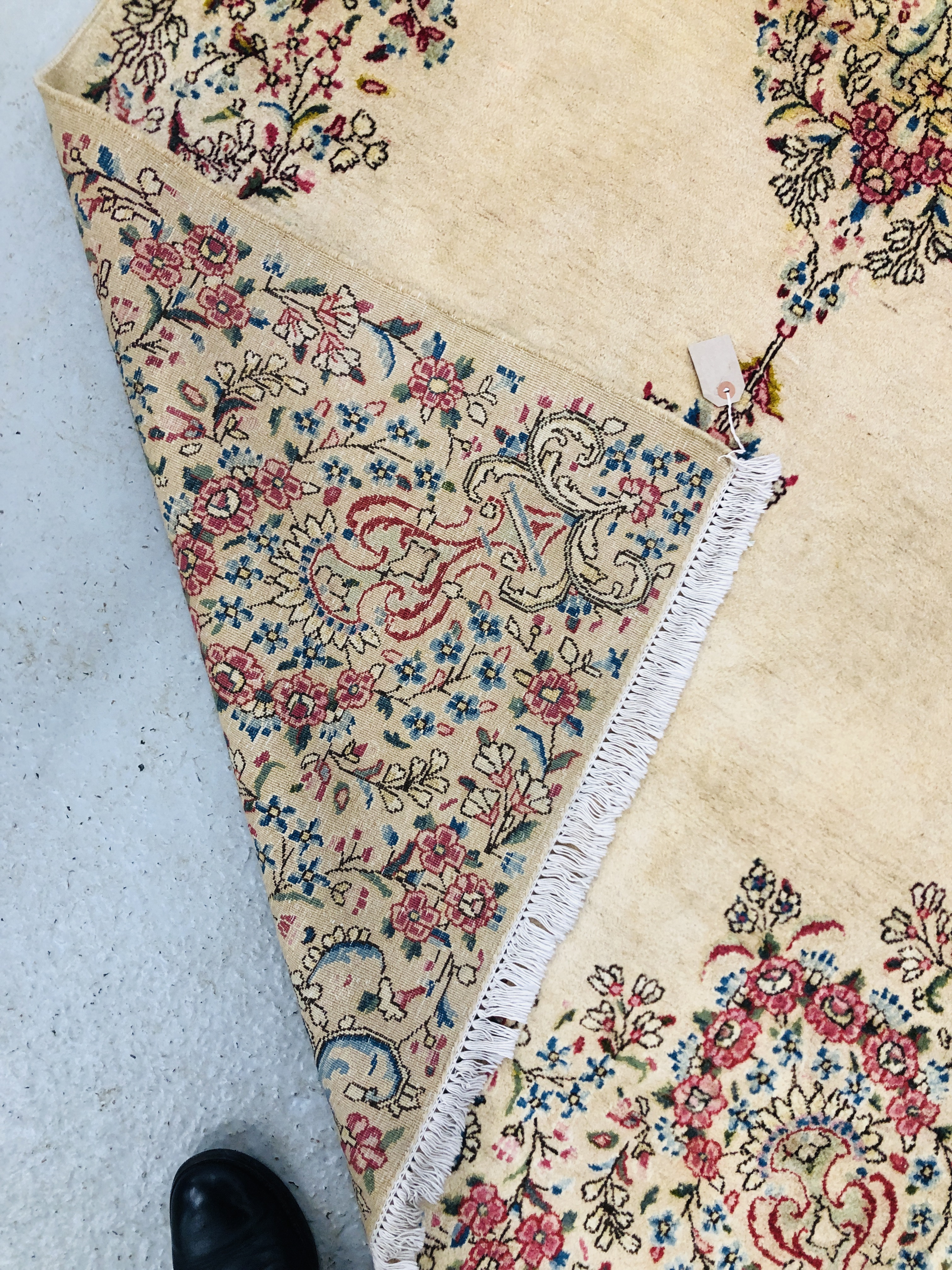 A KASHAN CREAM FLORAL PATTERNED RUG 2.17 X 1. - Image 5 of 5