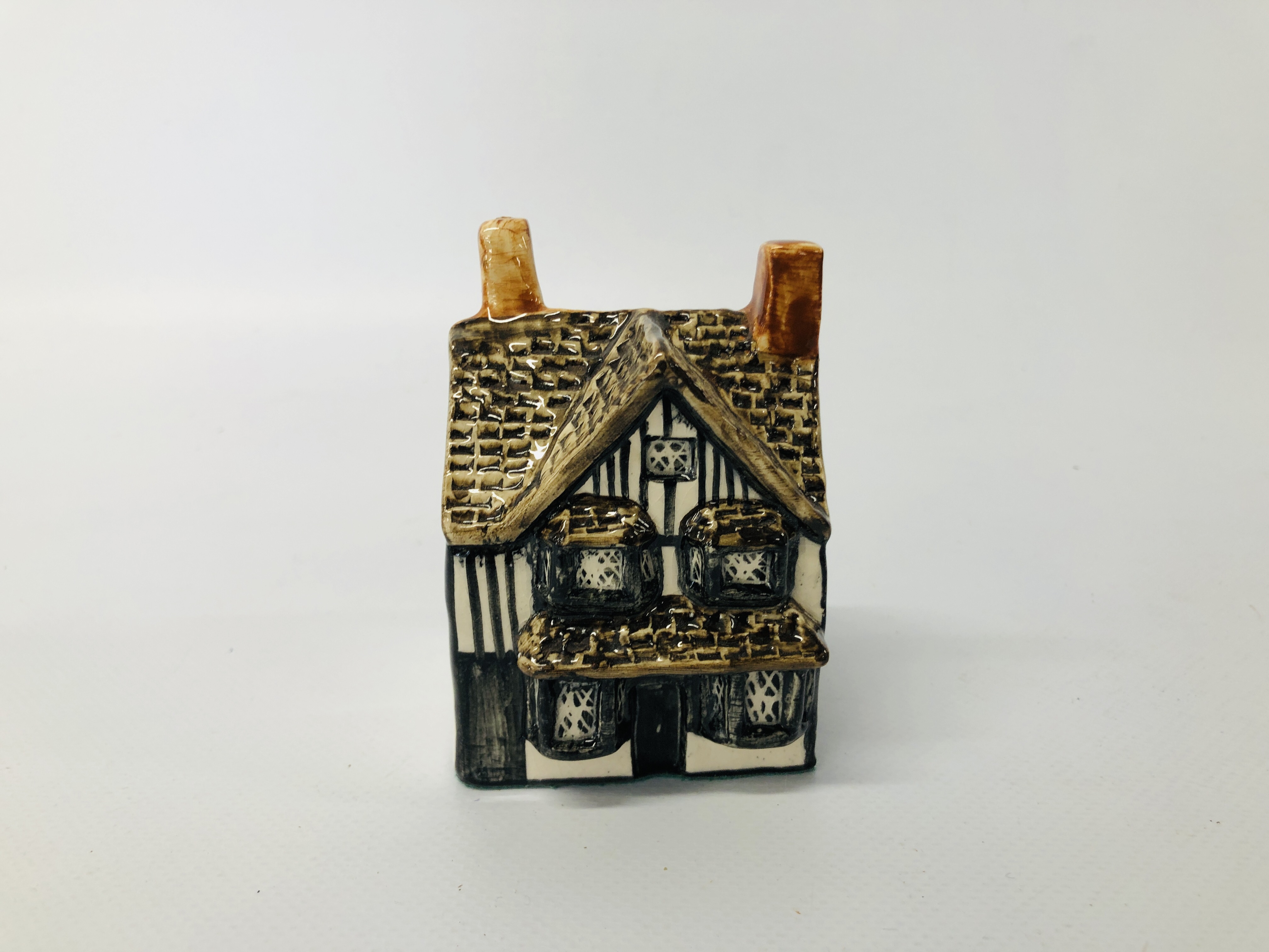 COLLECTION OF 7 TEY POTTERY HANDPAINTED MINIATURE MODEL COTTAGES - Image 5 of 5