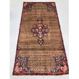 A HAMADAN FAWN / RED / BLUE PATTERNED RUG 2.62 X 1.