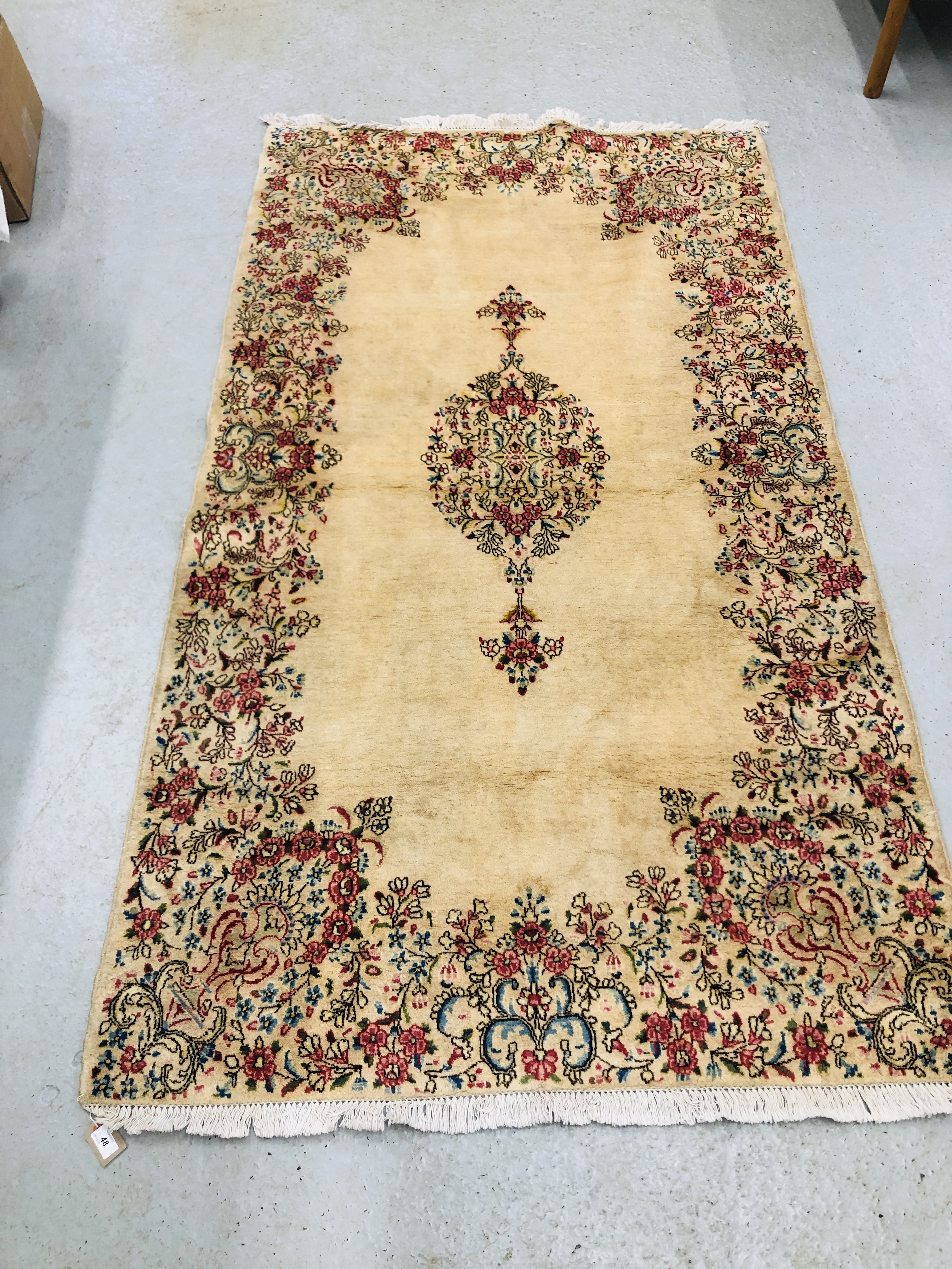 A KASHAN CREAM FLORAL PATTERNED RUG 2.17 X 1. - Image 2 of 5