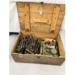 VINTAGE WOODEN CHEST & CONTENTS TO INCLUDE A COLLECTION OF VINTAGE RAILWAY TRACK & VINTAGE MECCANO