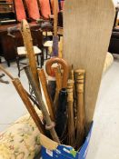 COLLECTION OF VINTAGE UMBRELLAS TO INCLUDE HOCKEY STICK, ARTIST'S EASEL, BRITISH FLAG,