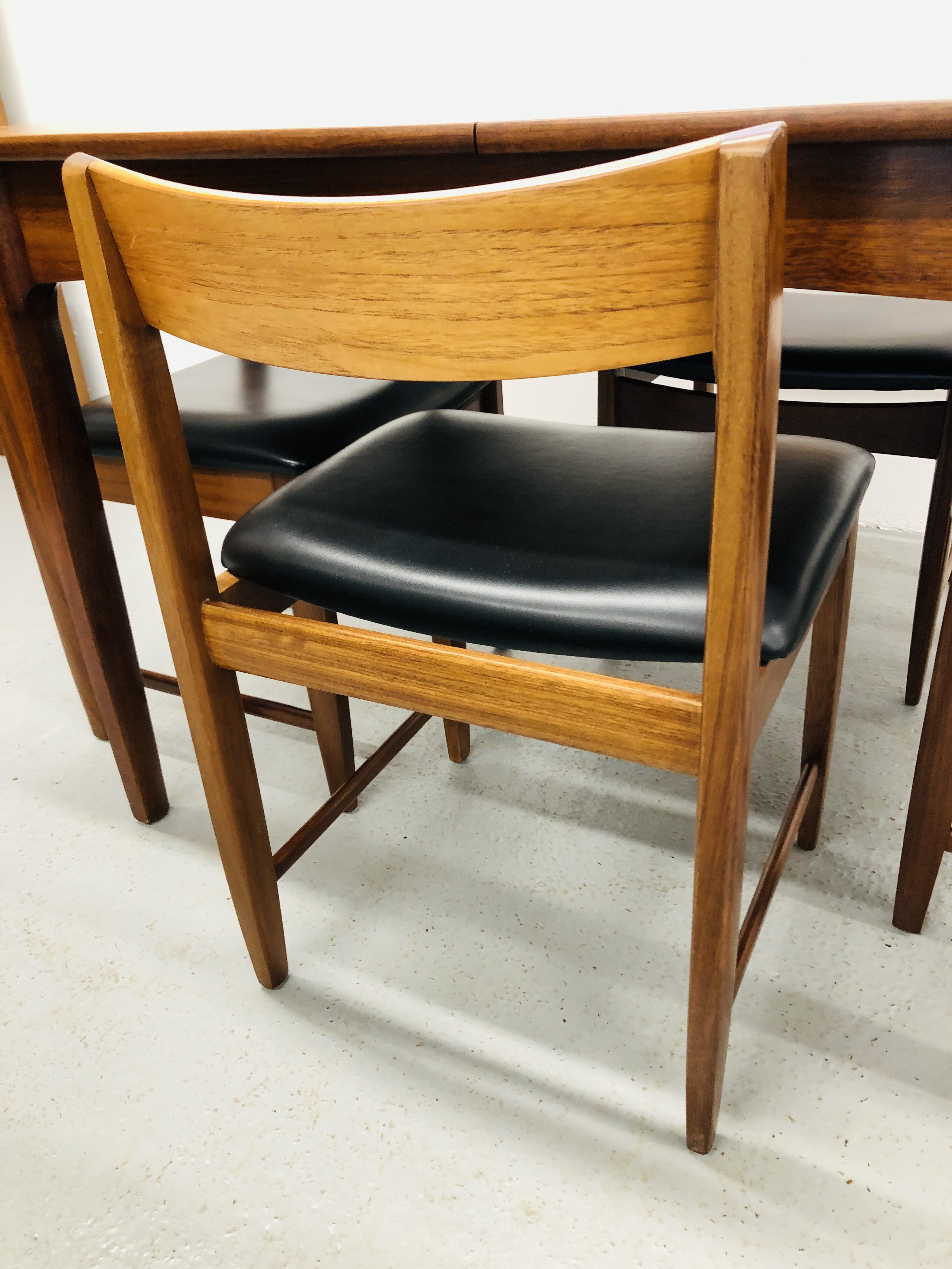 RETRO TEAK STYLE EXTENDING DINING TABLE TOGETHER WITH A SET OF 4 MATCHING CHAIRS WITH BLACK FAUX - Image 4 of 5