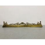 AN ORNATE BRASS FENDER 137cm x 30cm (INTERNAL)