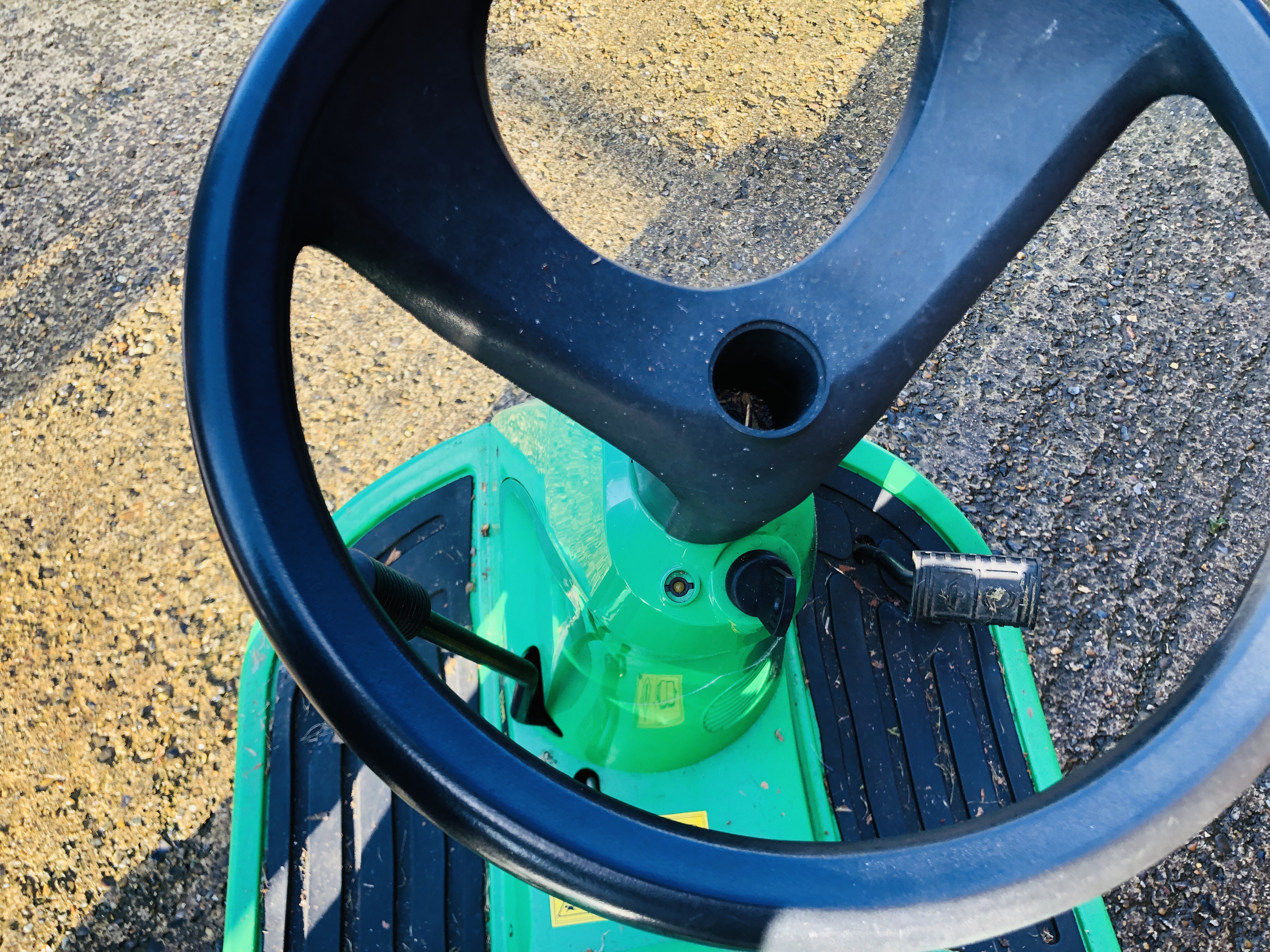 JOHN DEERE SABRE RIDE ON LAWN MOWER WITH GRASS COLLECTOR, - Image 13 of 15