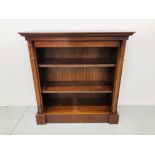 A QUALITY REPRODUCTION CHERRYWOOD FINISH BOOKSHELF WITH ADJUSTABLE SHELVING, WIDTH 93CM,