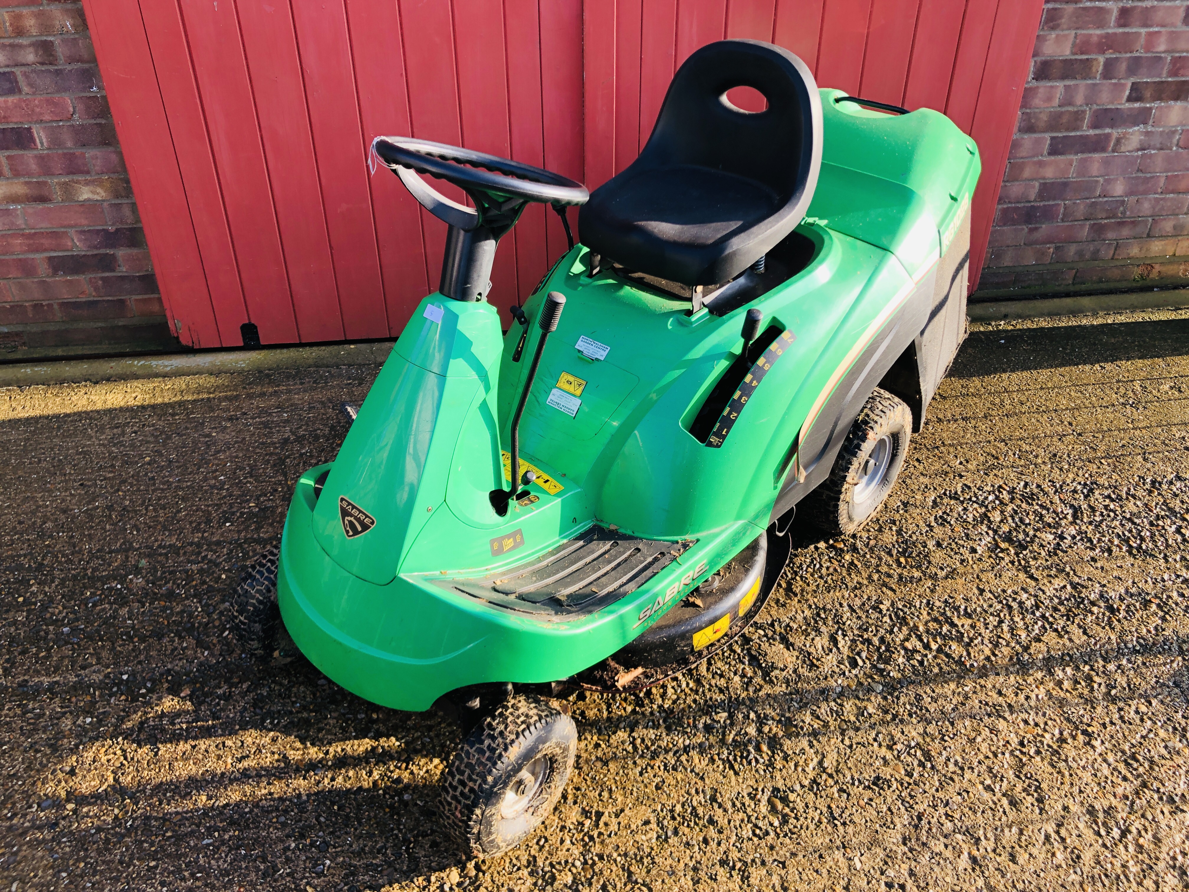 JOHN DEERE SABRE RIDE ON LAWN MOWER WITH GRASS COLLECTOR, - Image 2 of 15