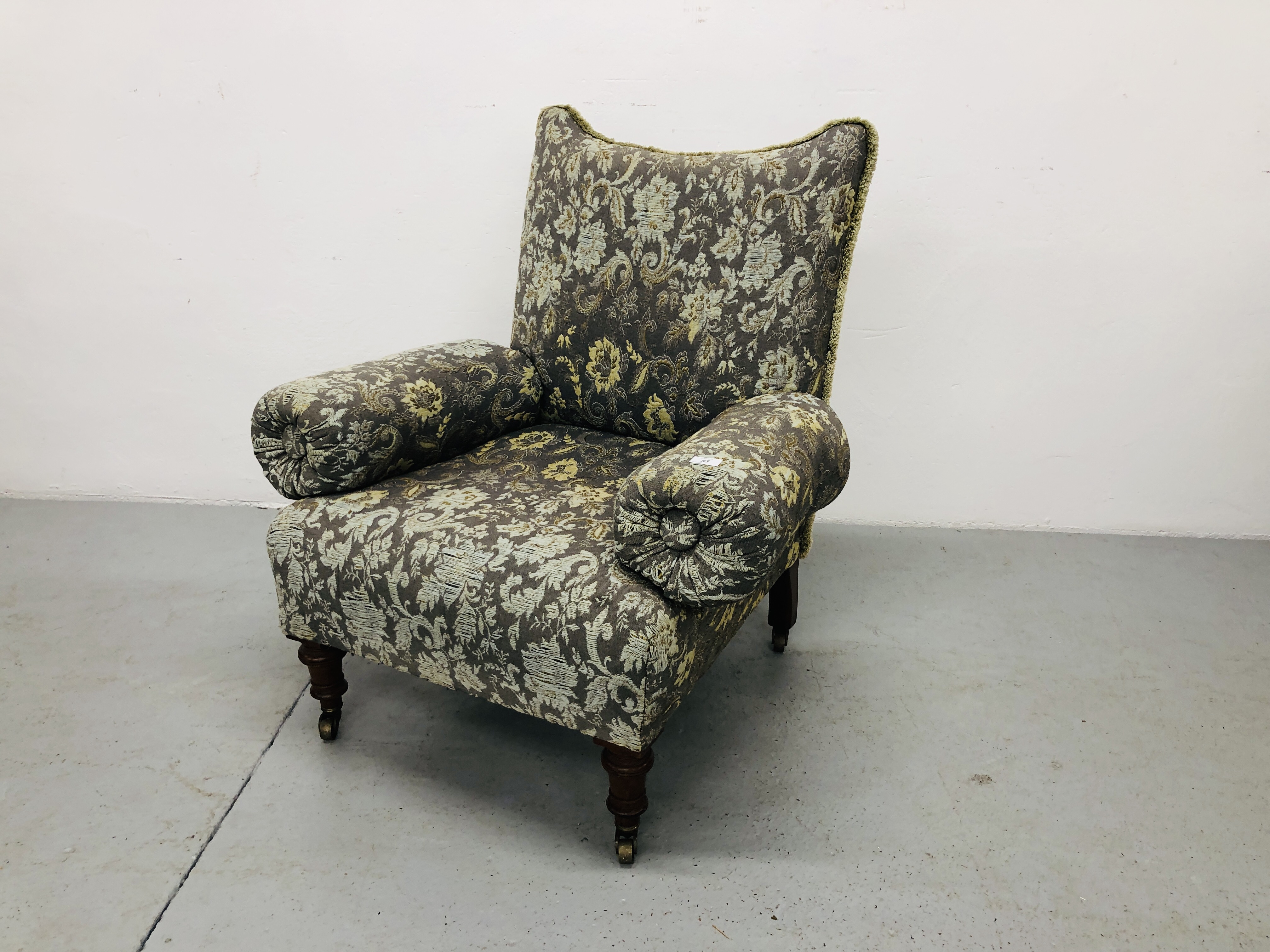 A VICTORIAN UPHOLSTERED ARMCHAIR ON TURNED MAHOGANY LEGS WITH BRASS CASTORS - Image 2 of 6