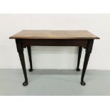 A MAHOGANY SIDE TABLE STANDING ON QUEEN ANNE STYLE LEG L98cm x H71cm x D43cm