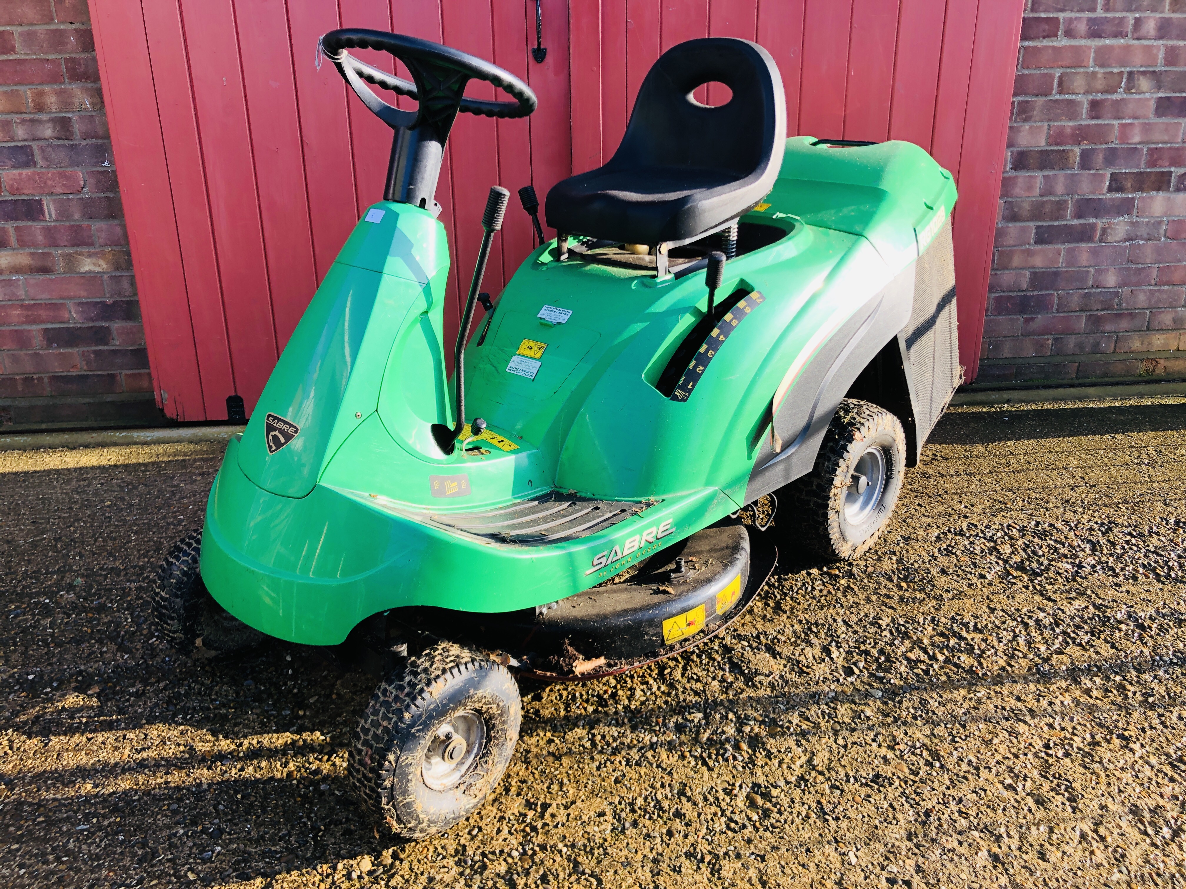 JOHN DEERE SABRE RIDE ON LAWN MOWER WITH GRASS COLLECTOR,