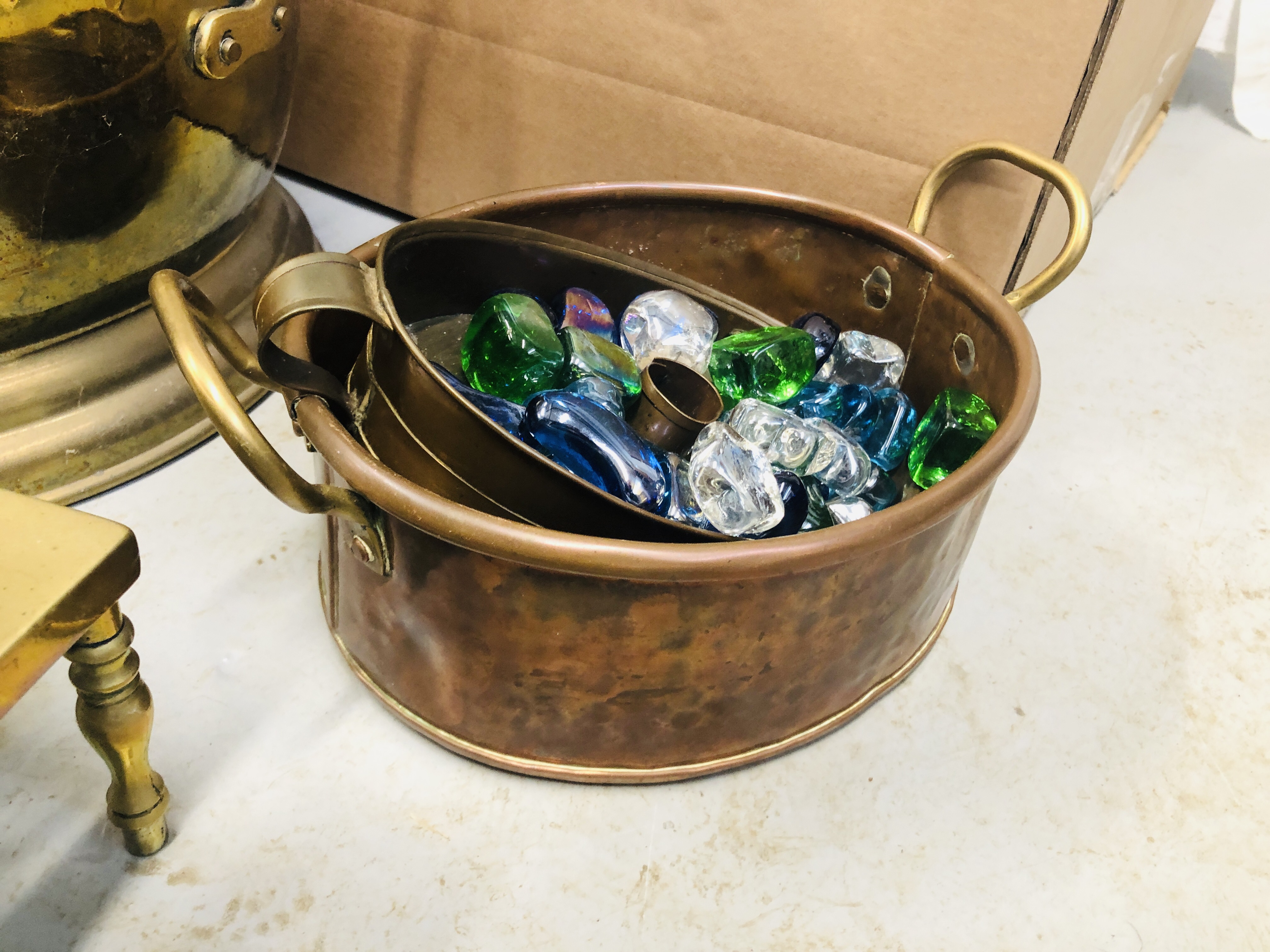 A BRASS COAL BUCKET AND GROUP OF FIR IRONS - Image 4 of 5