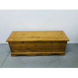 A GOOD QUALITY MODERN HONEY PINE BLANKET BOX, LENGTH 137CM, HEIGHT 50CM,