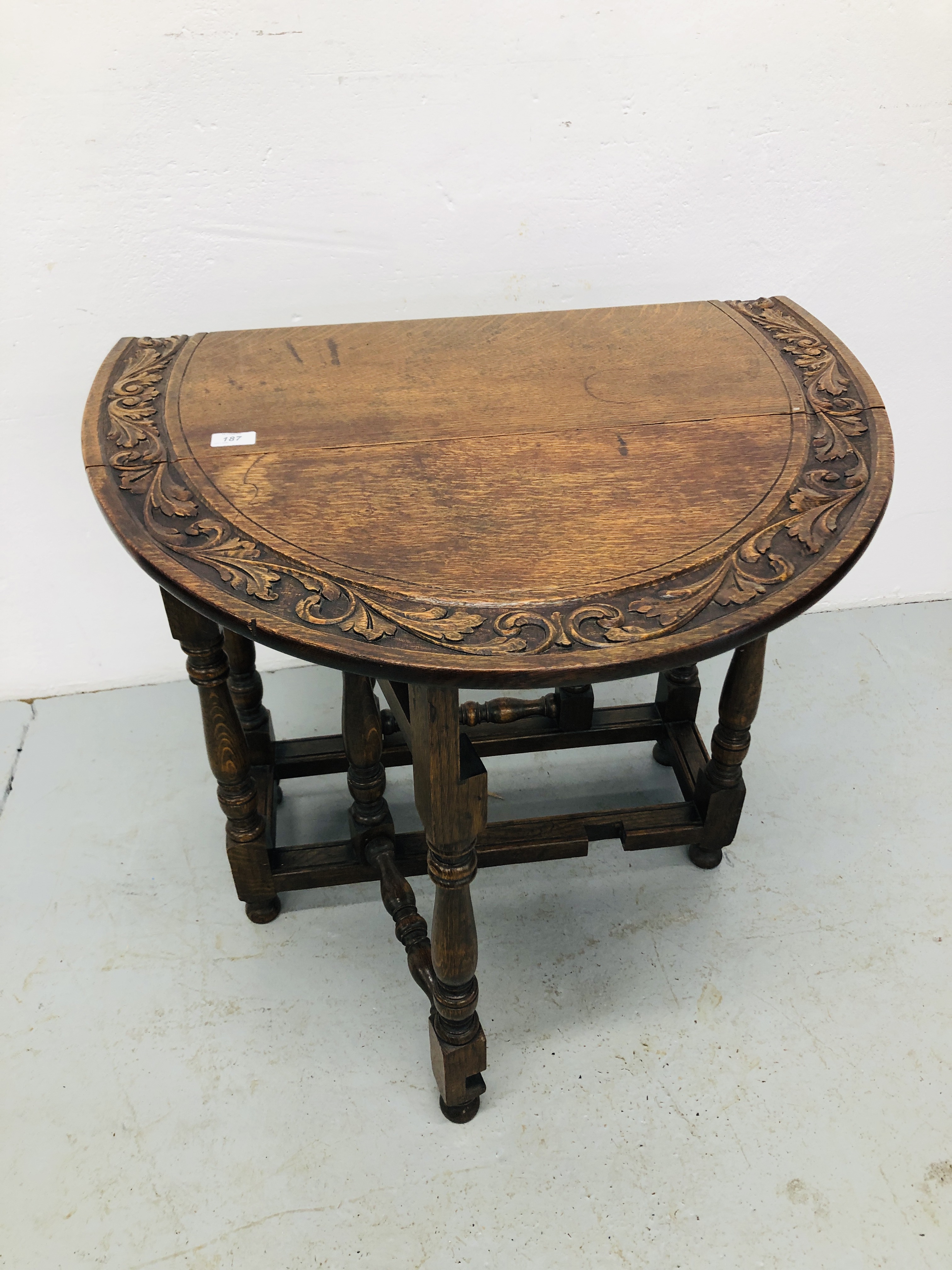 A REPRODUCTION SOLID OAK OVAL TOP GATELEG OCCASIONAL TABLE WITH CARVED DECORATION, - Image 5 of 5