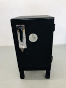 A CHUBB FIRE SAFE CABINET OVERALL HEIGHT 79CM, WIDTH 41CM,