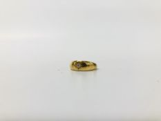 18ct GOLD RING SET WITH SINGLE DIAMOND