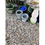 A COLLECTION OF GARDEN STONEWORK AND PLANTERS TO INCLUDE BIRD BATH ALONG WITH GARDEN HOSE AND PATIO